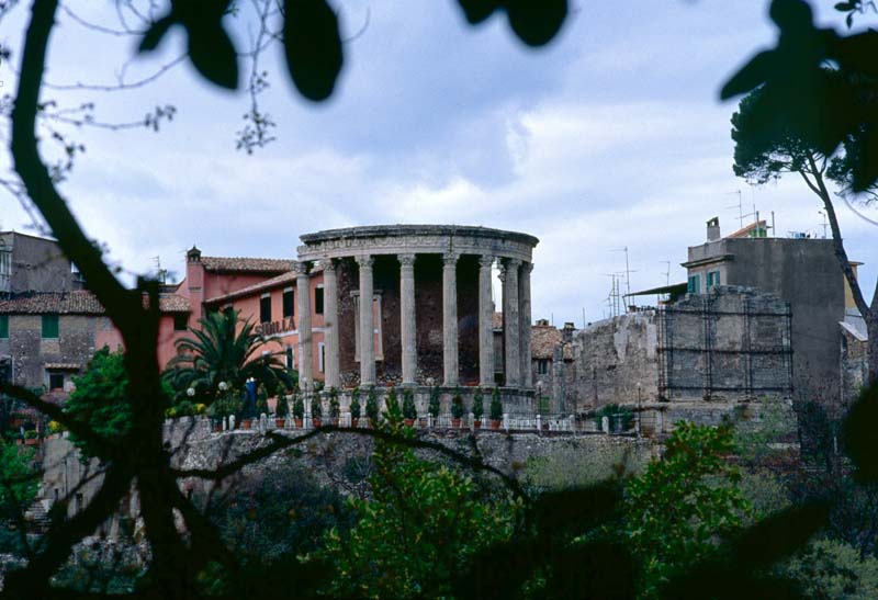 Vista da villa d'Este sulla valle di Tivoli e il tempio